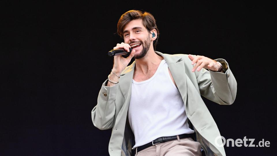 Musiker Alvaro Soler wird bei der neuen Musikshow „Staying Alive“ dabei sein. (Archivbild) Bild: Uwe Anspach/dpa