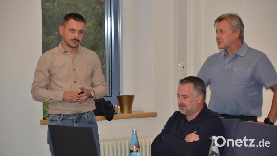 Diplom-Ingenieur Markus Münchmeier (rechts), Geschäftsleiter Thorsten Leusenrink (sitzend) und Geograph Luca Melzner vom Büro Münchmeier &amp; Eigner aus Erbendorf erläutern die Überlegungen zur Hochwasserproblematik. Bild: ak