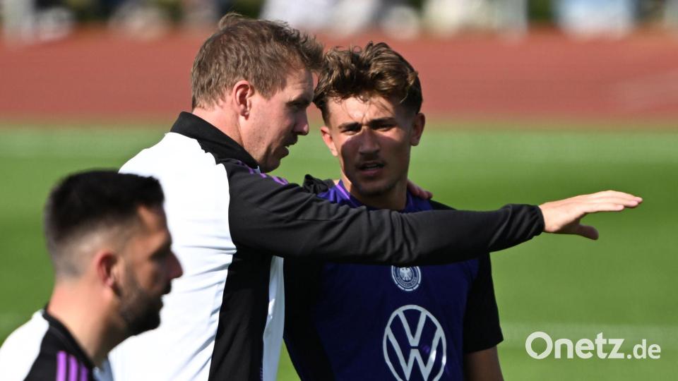 Julian Nagelsmann (l) nominierte Tom Bischof ebenfalls schon. (Archivbild) Bild: Federico Gambarini/dpa