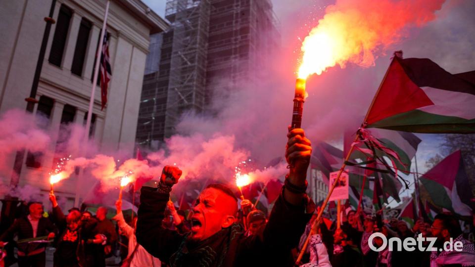 Propalästinensische Demonstranten gehen vor dem Fußball-WM-Qualifikationsspiel zwischen Norwegen und Israel in Oslo auf die Straße. Bild: Javad Parsa/NTB/dpa