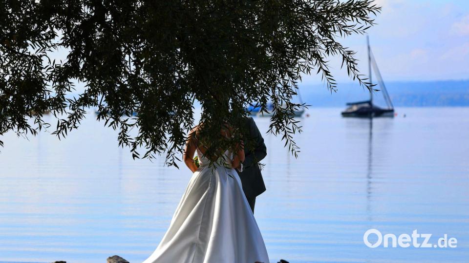 Ein Brautpaar lässt sich am Ufer des Ammersees fotografieren. Bild: Karl-Josef Hildenbrand/dpa