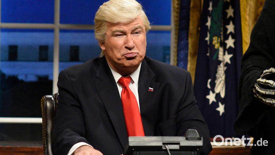 Politische Comedy war immer Teil von „Saturday Night Live“. Niemand war häufiger zu Gast als Alec Baldwin – hier als Donald Trump. Bild: picture alliance / Will Heath/NBC/AP/dpa
