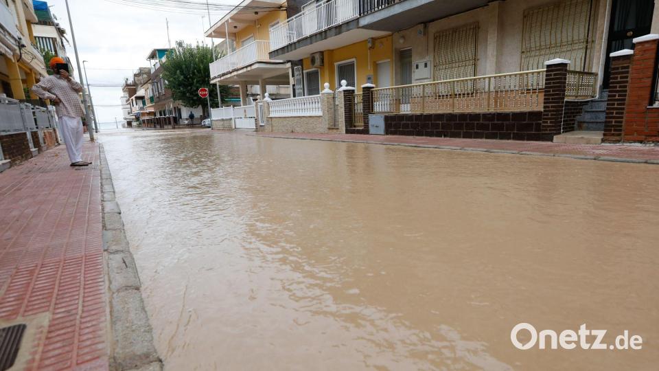 Zahlreiche Straßen sind in Südostspanien bei schweren Regenfällen überschwemmt worden. Bild: Edu Botella/EUROPA PRESS/dpa