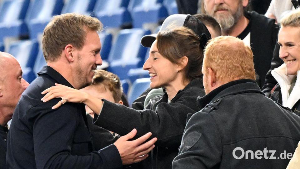 Julian Nagelsmann umarmt seine Lebensgefährtin nach dem Sieg gegen Luxemburg. Bild: Federico Gambarini/dpa