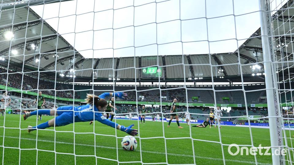 Das 1:0 für den FC Bayern: Wolfsburgs Torhüterin Stina Johannes kann den Schuss von Klara Bühl nicht halten. Bild: Swen Pförtner/dpa