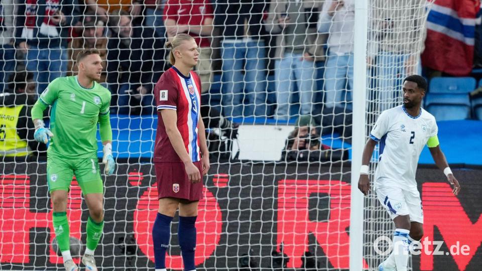 Erling Haaland kann sein Missgeschick vom Punkt kaum fassen. Bild: Fredrik Varfjell/NTB Scanpix/AP/dpa