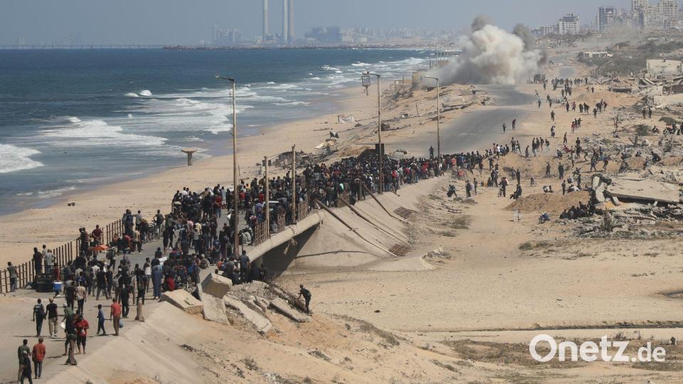 Palästinenser gehen entlang der Küstenstraße in der Nähe von Wadi Gaza im zentralen Gazastreifen in Richtung des nördlichen Gazastreifens. Bild: Yousef Al Zanoun/AP/dpa