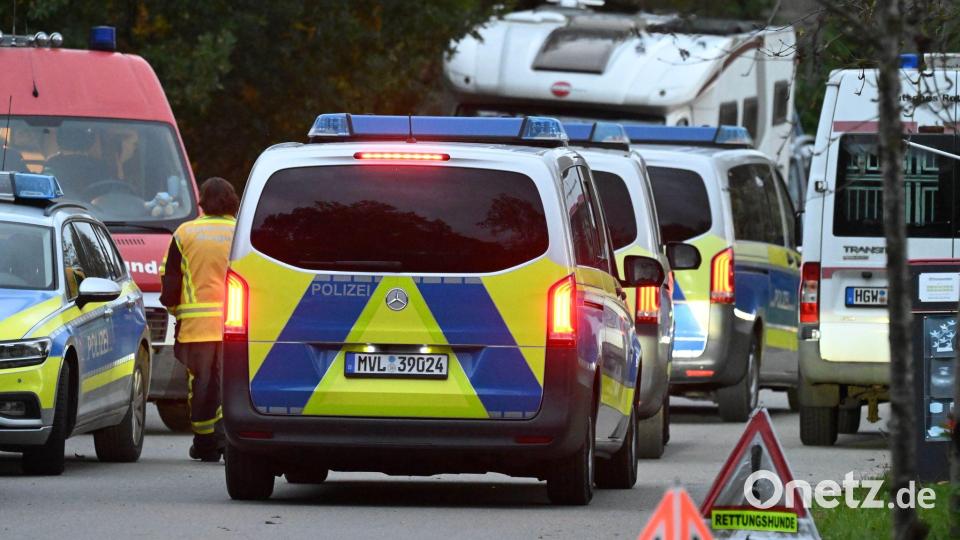Die Polizei sucht in Groß Breesen nach einem achtjährigen Jungen aus Güstrow in Mecklenburg-Vorpommern. Bild: Stefan Sauer/dpa