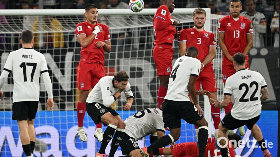 Der Freistoß von David Raum (Nr. 22) fliegt durch Luxemburgs Mauer ins Tor. Bild: Federico Gambarini/dpa