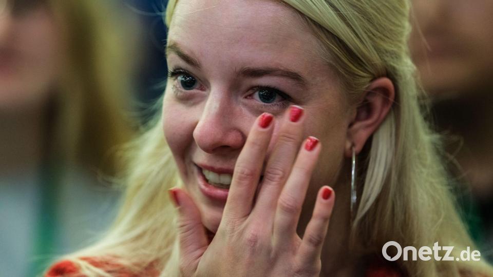 Zum Abschied flossen bei Jette Nietzard Tränen. Bild: Sebastian Willnow/dpa