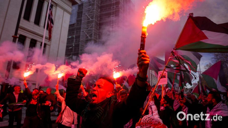 Etwa 1000 Menschen haben vor dem Stadion in Oslo an einer propalästinensischen Demo teilgenommen. Bild: Javad Parsa/NTB/dpa