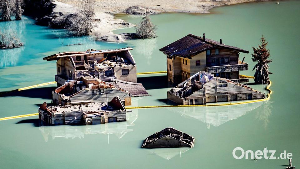 Ein Blick auf die Häuser im Blattensee vom Weiler Weissenried im Lötschental aus. La Fondation Blatten organisierte in Blatten im Wallis eine wichtige Reinigungsaktion. Mehr als 70 Freiwillige waren damit beschäftigt, Staub, Schlamm und andere Abfälle von den Häusern des Weilers Weissenried zu entfernen, der gerade noch von dem Erdrutsch am 28. Mai 2025 verschont geblieben war. Bild: Jean-Christophe Bott/KEYSTONE/dpa