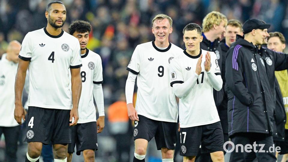Wirtz (r.) freut sich mit den DFB-Kollegen über den Sieg gegen Luxemburg. Bild: Uwe Anspach/dpa