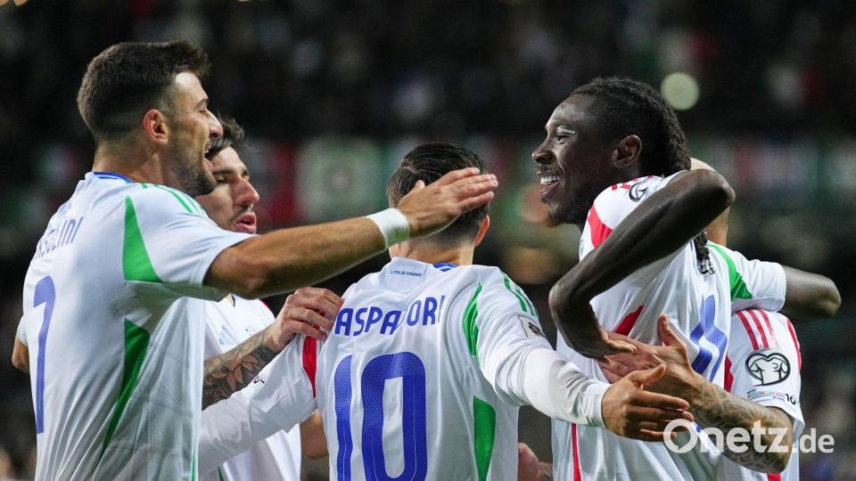 Italiens Moise Kean (r) traf zur Führung, musste dann aber verletzt ausgewechselt werden. Bild: Sergei Grits/AP/dpa