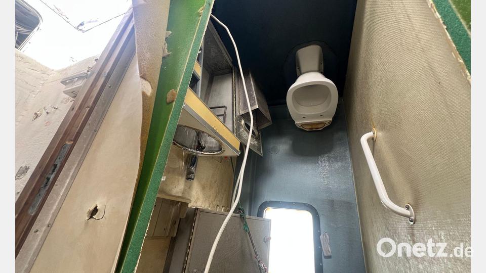 Die Toilette steht Kopf im Aufbau des ehemaligen Lotsenboots, das vor Sylt angespült worden ist. Bild: Lea Albert/dpa