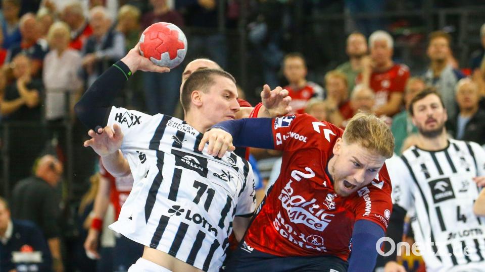 Elias Ellefsen á Skipagøtu (THW Kiel) im Zweikampf mit Simon Pytlick (SG Flensburg-Handewitt). Bild: Michael Hundt/dpa