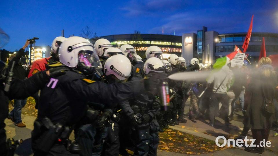 Außerhalb des Stadions wurde die zunächst friedliche Demonstration zunehmend aggressiver. Bild: Javad Parsa/NTB/dpa