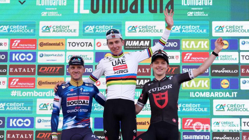 Ein gewohntes Bild: Pogacar (M) neben dem Zweitplatzierten Remco Evenepoel (l). Bild: Gian Mattia D&#039;Alberto/LaPresse/AP/dpa
