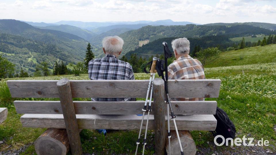 Auch im hohen Alter noch fit genug für die Wandertour in den Bergen sein: Dafür können wir schon in jungen Jahren etwas tun. (Symbolbild) Bild: Patrick Seeger/dpa/dpa-tmn