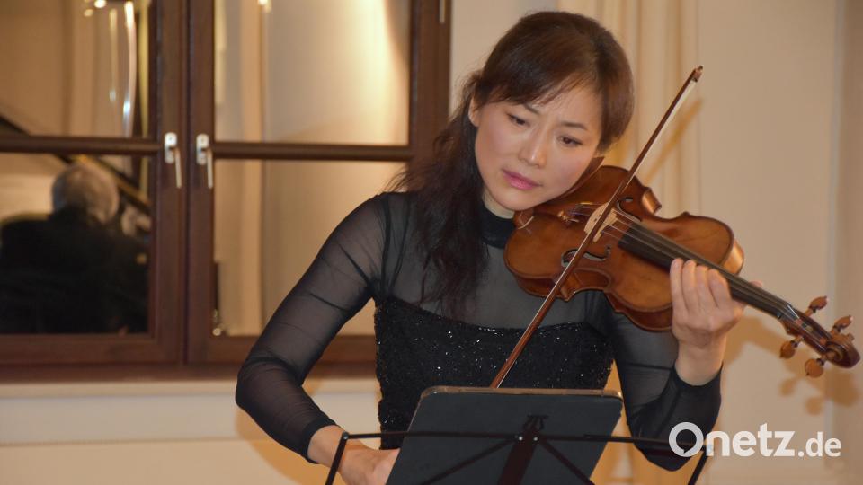 Die Musikerin Yamei Yu mit Wurzeln aus China hat ihrem Publikum im Harmoniesaal Waldsassen mit ihrer beinahe 300 Jahre alten Violine einen zauberhaft schönen Konzertabend geschenkt. Bild: ubb