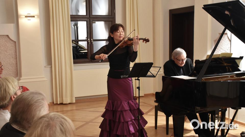 Wie immer wurde der Konzertabend mit Yamei Yu und Wolfram Rieger am Klavier zum Ohren- und Augenschmauß gleichermaßen. Bild: ubb
