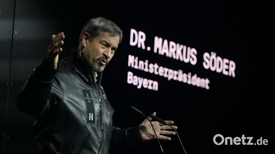 Immer häufiger wechselt Markus Söder für seine Termine die Garderobe passend zum Thema. (Archivbild) Bild: Peter Kneffel/dpa