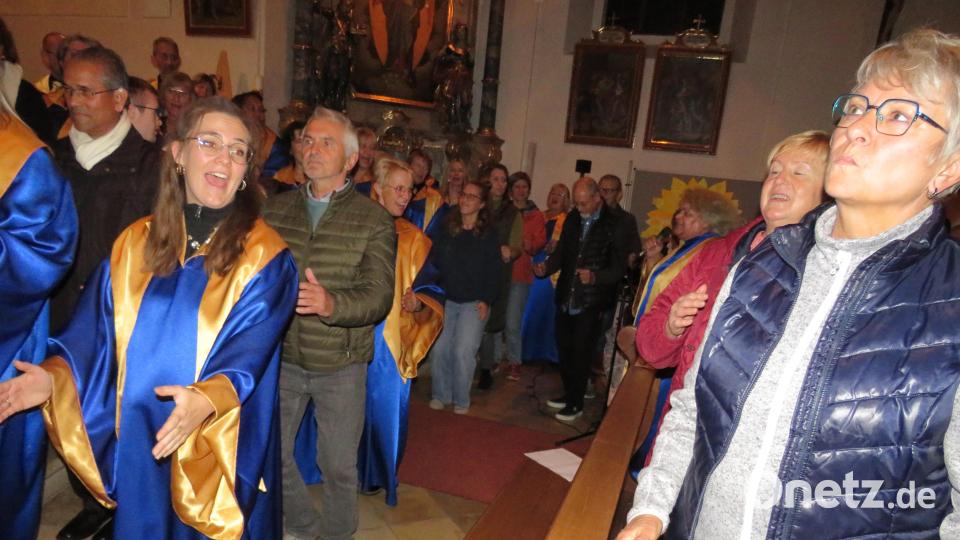 Auch die Besucher machten sich mit dem Gospeltrain auf die Reise. Bild: adj