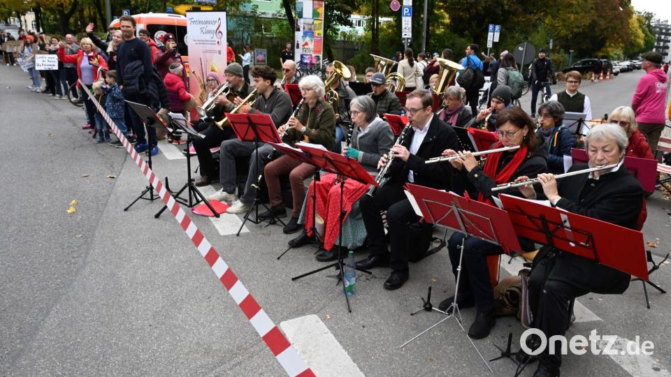 Auch für musikalische Begleitung war gesorgt. Bild: Felix Hörhager/dpa