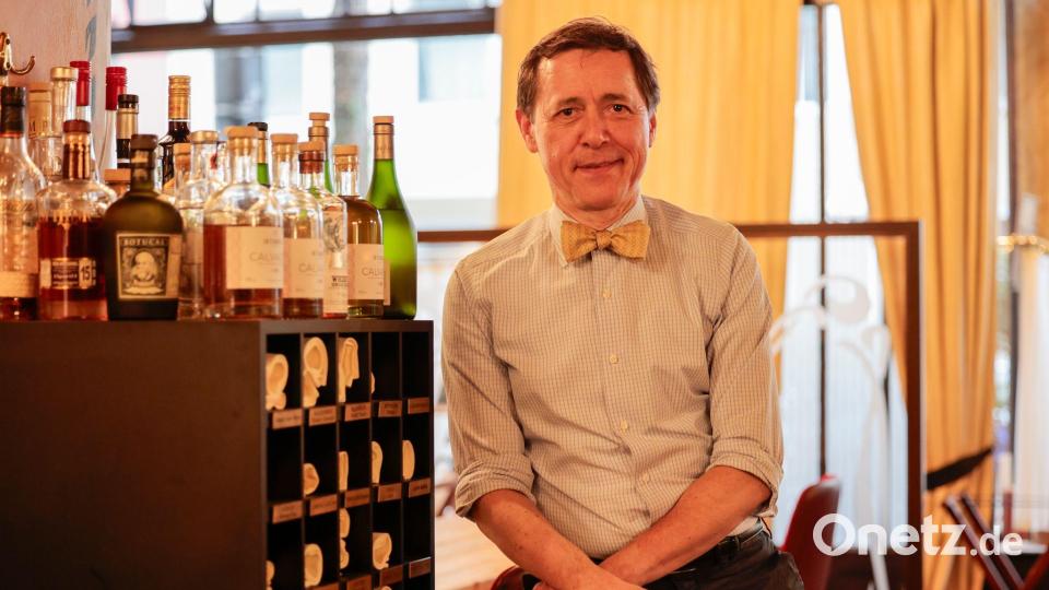 In seinem Restaurant hat Vincent Moissonnier nach französischer Sitte auch einen Schrank, in dem Stammgäste ihre Serviette in einem Fach deponieren können. Bild: Thomas Banneyer/dpa