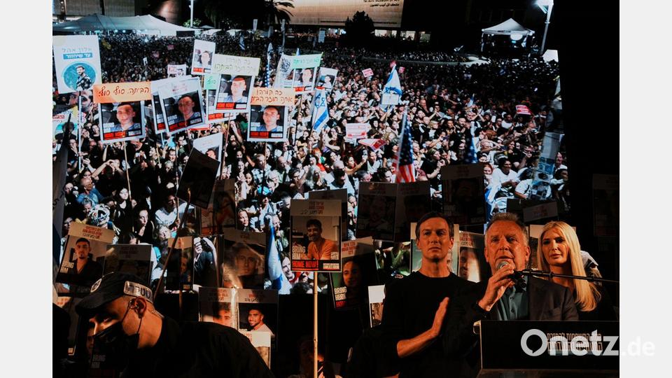 Laut den Organisatoren strömten rund 400.000 Menschen auf den „Platz der Geiseln“. Bild: Emilio Morenatti/AP/dpa