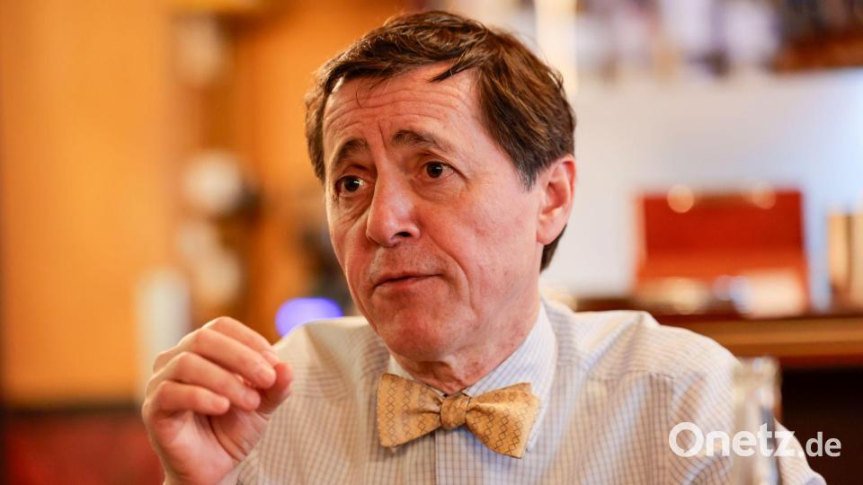 Vincent Moissonnier betreibt sein Restaurant seit 1987 - in dieser Zeit sind die Besucher der gehobenen Gastronomie nach seiner Beobachtung bunter und jünger geworden. Bild: Thomas Banneyer/dpa