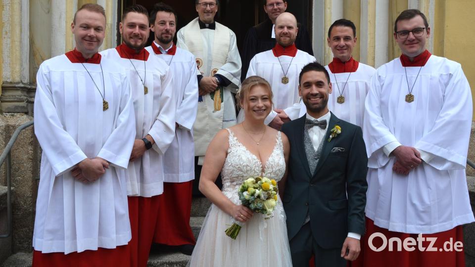 Gleich sechs Ministranten, allesamt Freunde des Brautpaares Julia und Magnus Summer, leisteten dem jungen Glück am Altar der Mitterteicher Stadtpfarrkirche wichtigen Beistand. Im Hintergrund die beiden Geistlichen Pfarrvikar Christian Preitschaft und sein evangelischer Kollege Andreas Kraft. Bild: jr