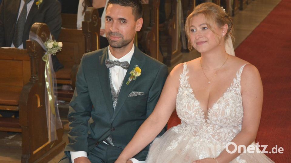 Konzentriert lauschte das Hochzeitspaar Julia und Magnus Summer dem ökumenischen Gottesdienst. Bild: jr