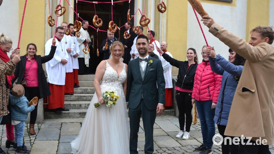 Ehrenspalier der Mitarbeiterinnen des Konnersreuther Backhauses Kutzer für Julia und Magnus Summer. Bild: jr