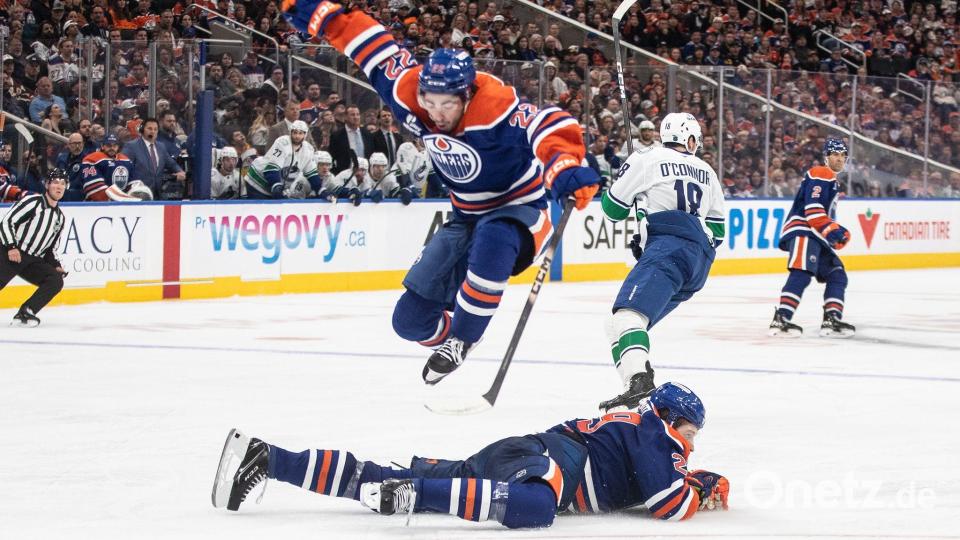 Leon Draisaitl liegt auf dem Eis, trifft aber später zum 3:1-Endstand. Bild: JASON FRANSON/The Canadian Press/AP/dpa