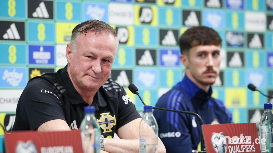 Trainer Michael O&#039;Neill und Trai Hume (r.) sprechen bei der Pressekonferenz vor dem Spiel gegen Deutschland. Bild: Christian Charisius/dpa