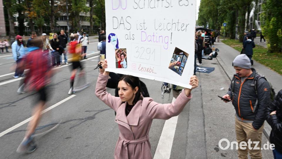 Kreative Plakate waren an der Strecke zu sehen. Bild: Felix Hörhager/dpa