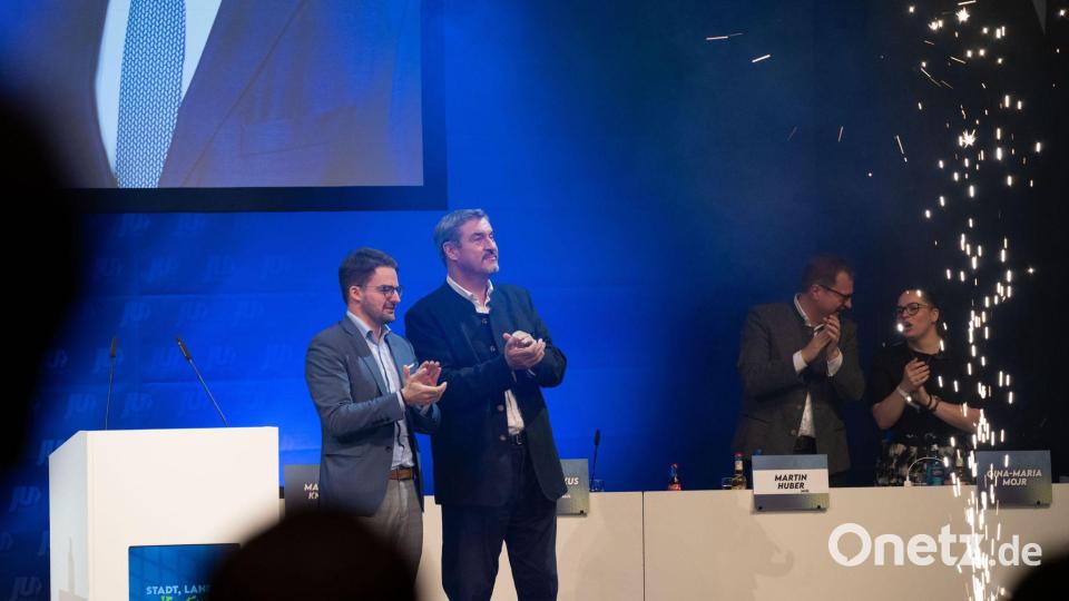 Stehende Ovationen für Markus Söder bei der Ju - in der Aussprache musste sich der CSU-Chef aber vom Parteinachwuchs auch einige kritische Kommentare anhören. (Archivbild) Bild: Pia Bayer/dpa
