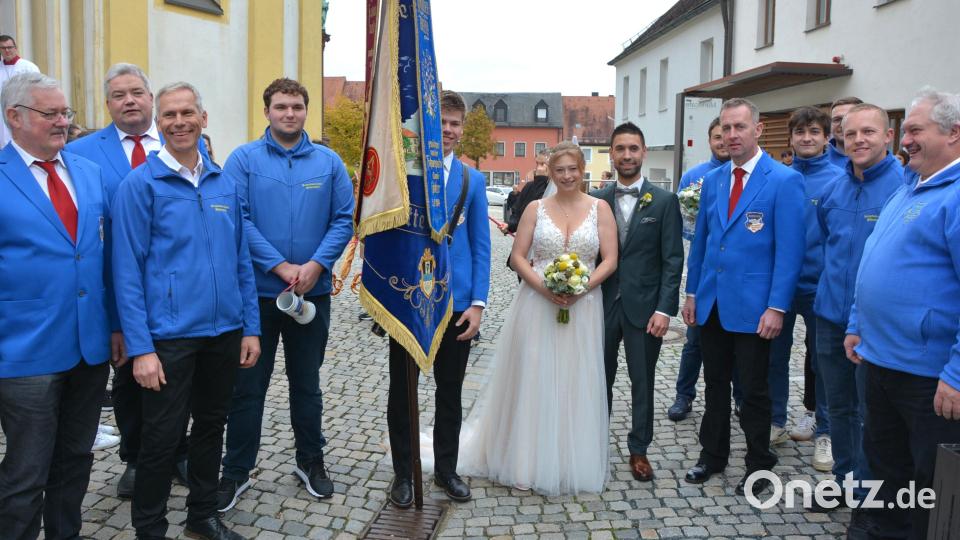 Stolz präsentieren sich Julia und Magnus Summer mit dem Burschenverein „Concordia“ Mitterteich, die zur Feier des Tages auch ihre Vereinsfahne mit dabei hatten. Bild: jr