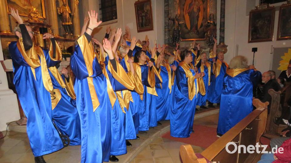 Nicht nur stimmlich auch körperlich zeigten die Sängerinnen und Sänger vollen Einsatz. Bild: adj