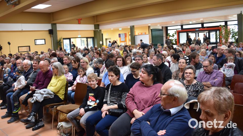 So voll ist die Aula der Grundschule Bärnau selten: Gut 300 Plätze waren sofort bei Einlass weg, viele Gäste blieben hinten stehen oder es wurden weitere Stühle herangeschafft. Bild: ubb