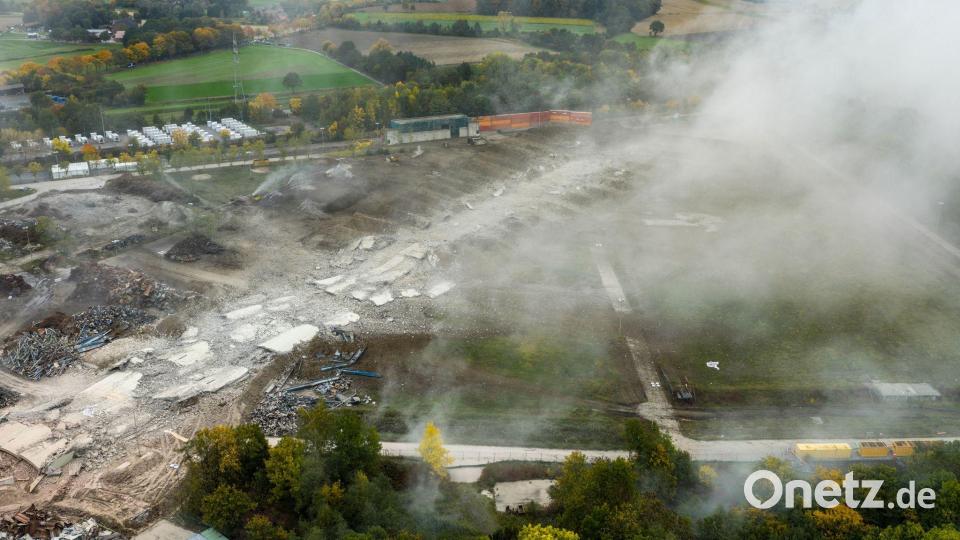 Der Schornstein vom RWE Dampfkraftwerk in Werne liegt nach der Sprengung in Trümmern. Bild: Christoph Reichwein/dpa