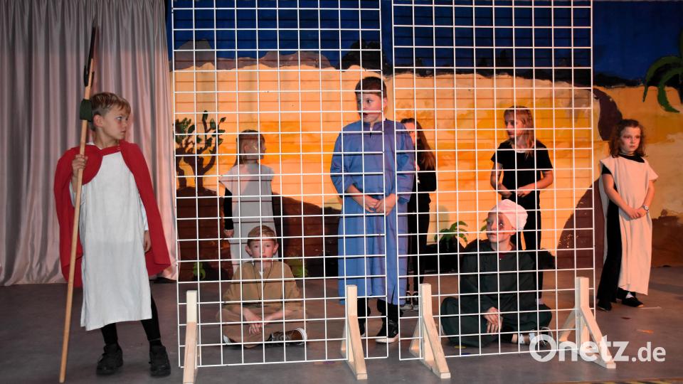 Oje. Eines Tages landet Joseph im Gefängnis. Kulissen, Maske und Kostüm machen aus dem Musical einen Augenschmaus. Alles ist bestens aufeinander abgestimmt und ideenreich ausgedacht. Bild: ubb