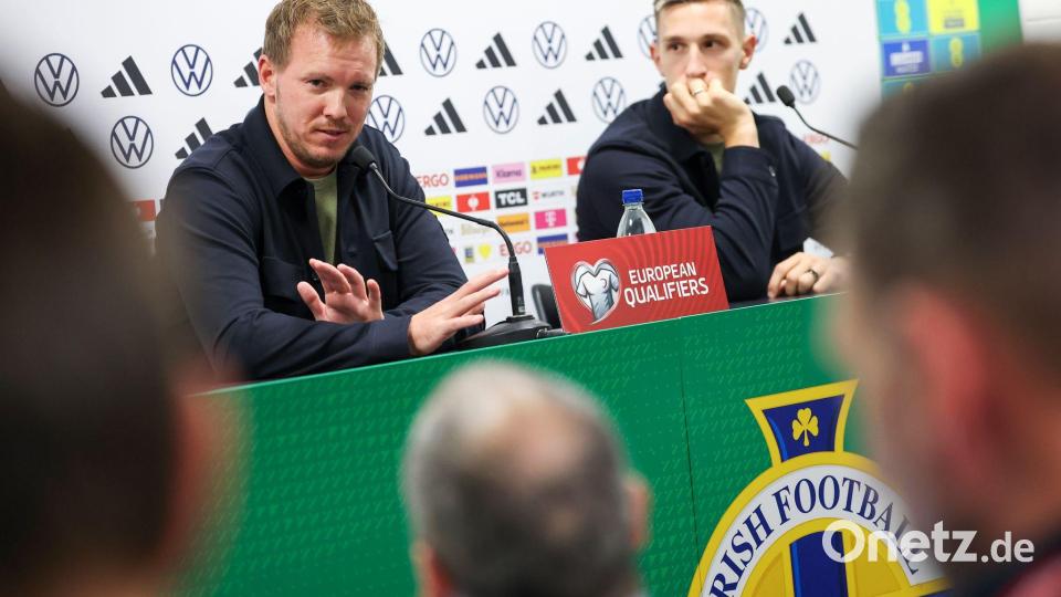 Bundestrainer Julian Nagelsmann (l) und Verteidiger Nico Schlotterbeck bei der Pressekonferenz vor dem Nordirland-Spiel. Bild: Christian Charisius/dpa