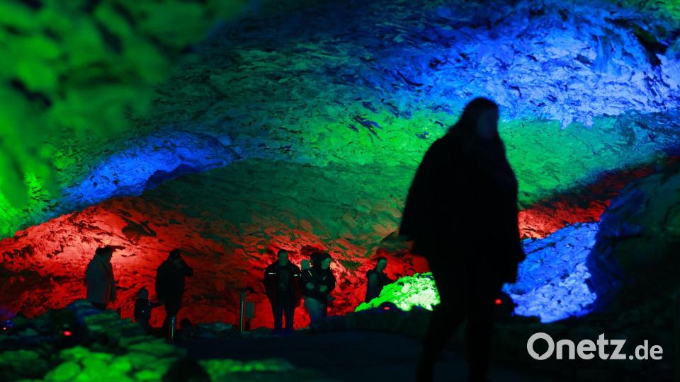 Mystische Lichterwelten verzaubern die Besucher in der Barbarossahöhle. Bild: Matthias Bein/dpa
