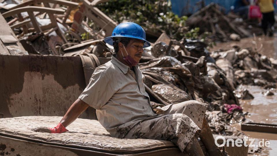 Ein Mann macht eine Pause bei den Aufräumarbeiten in Poza Rica, Mexiko. Bild: Felix Marquez/AP/dpa