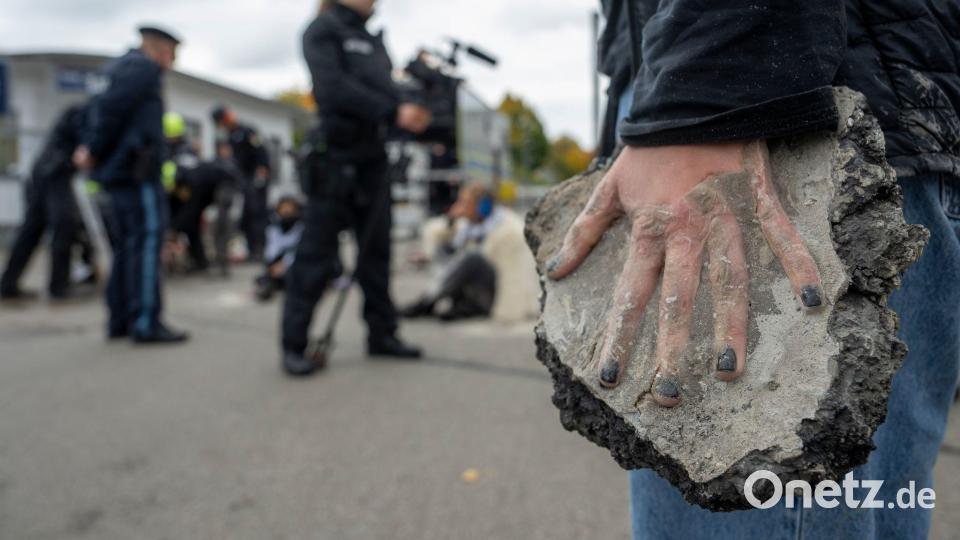 Nicht in allen Fällen klappte das Lösen der Hände vom Boden sofort ohne Rückstände. Bild: Stefan Puchner/dpa