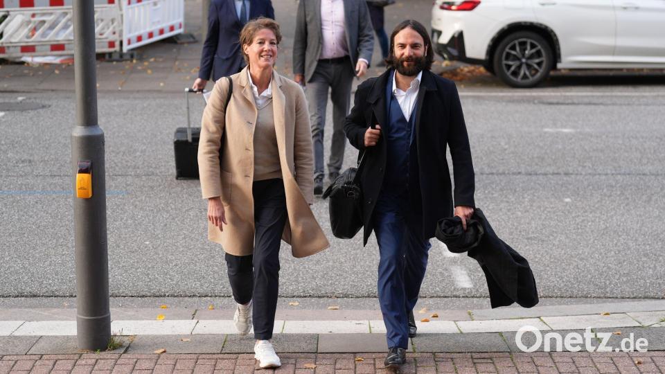 Unternehmerin Block (links) und ihr Verteidiger Bott (rechts) laufen zum Landgericht. Bild: Marcus Brandt/dpa