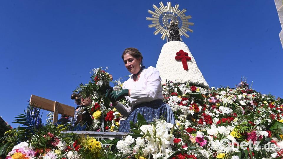 Das traditionelle Blumenopfer zu Ehren der Jungfrau von Pilar ist das Hauptereignis der Fiestas del Pilar. Bild: Ramón Comet/EUROPA PRESS/dpa