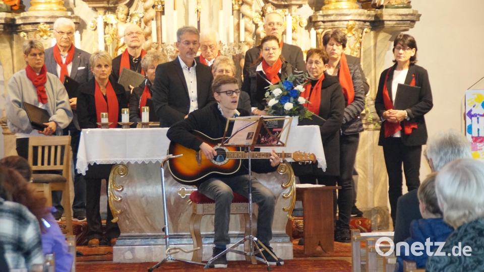 Andreas präsentierte mit dem Halleluja von Leonard Cohen einen Welthit. Im Hintergrund der Kirchenchor Teunz. Bild: wel